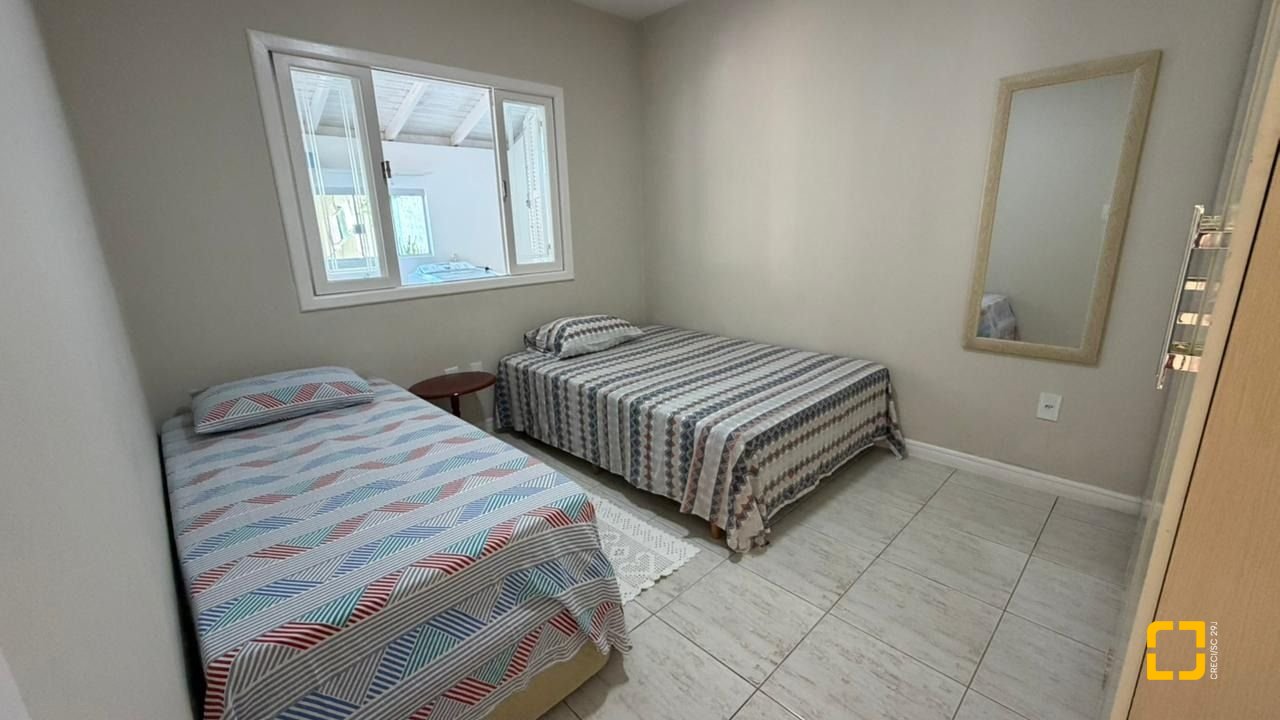 Casa com 222m², 10 quartos (sendo 1 suíte), 4 garagens, no bairro Canasvieiras em Florianópolis