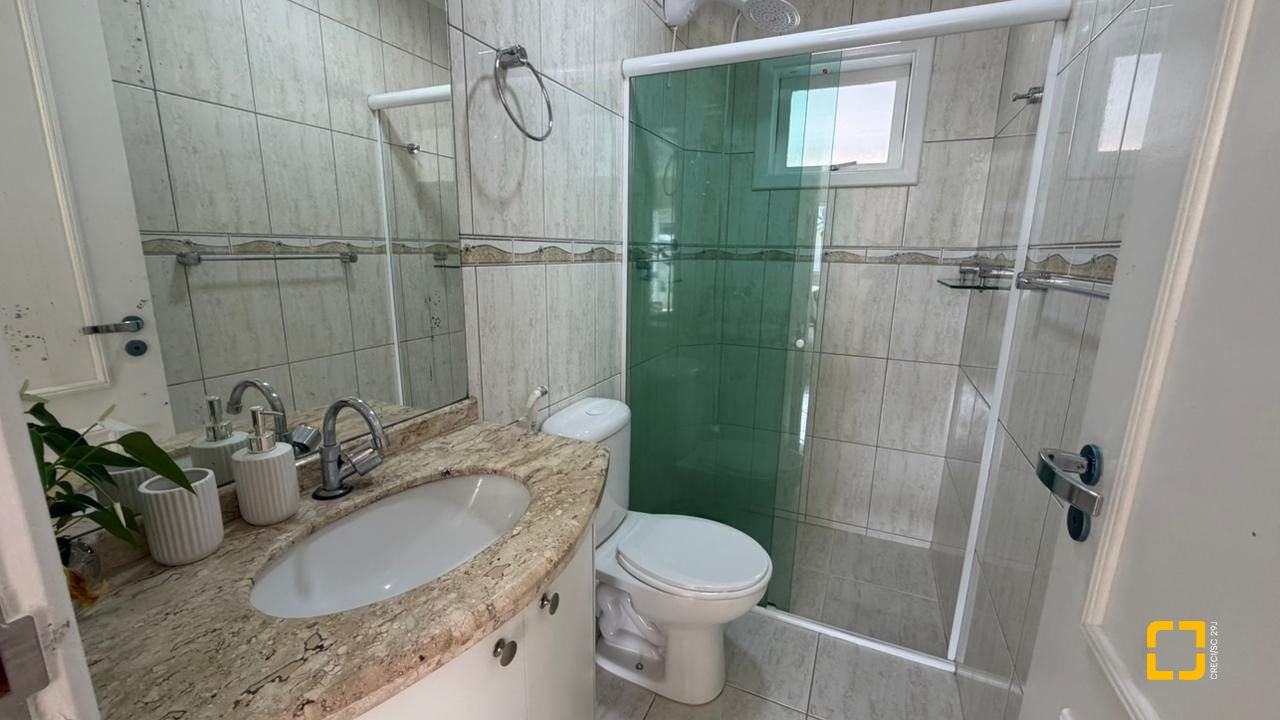 Casa com 222m², 10 quartos (sendo 1 suíte), 4 garagens, no bairro Canasvieiras em Florianópolis
