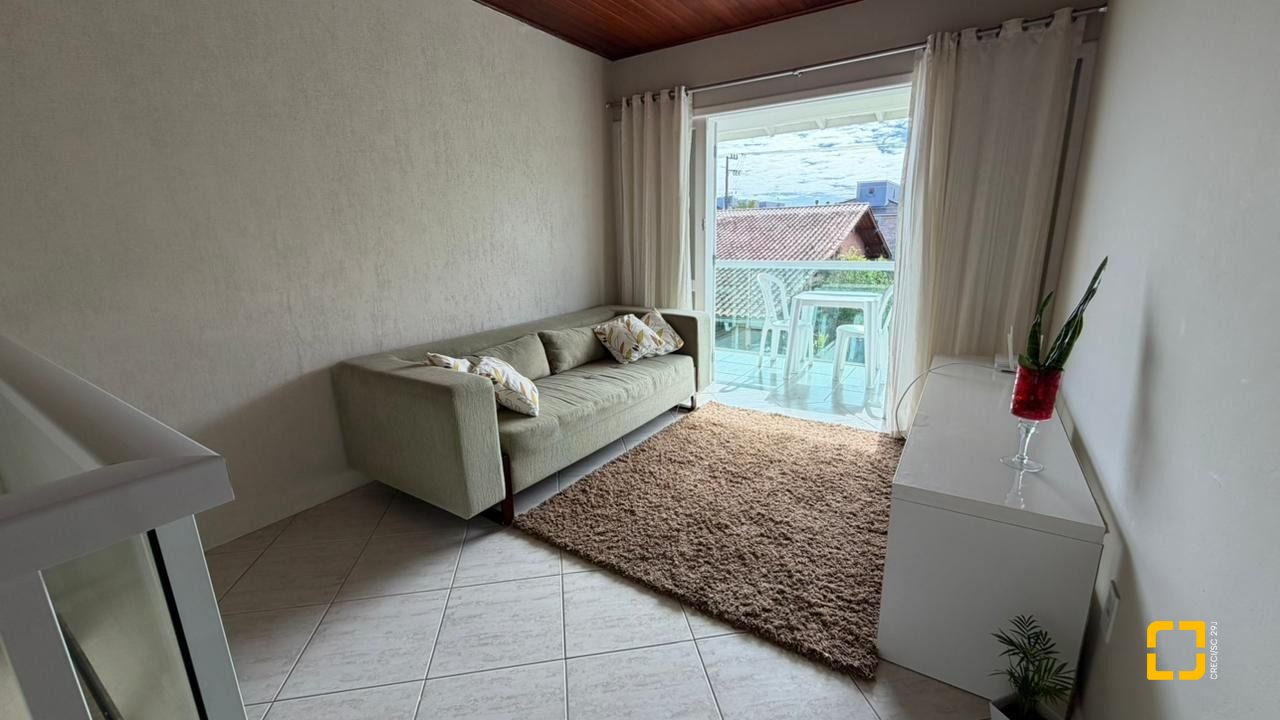 Casa com 222m², 10 quartos (sendo 1 suíte), 4 garagens, no bairro Canasvieiras em Florianópolis