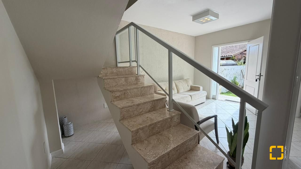 Casa com 222m², 10 quartos (sendo 1 suíte), 4 garagens, no bairro Canasvieiras em Florianópolis