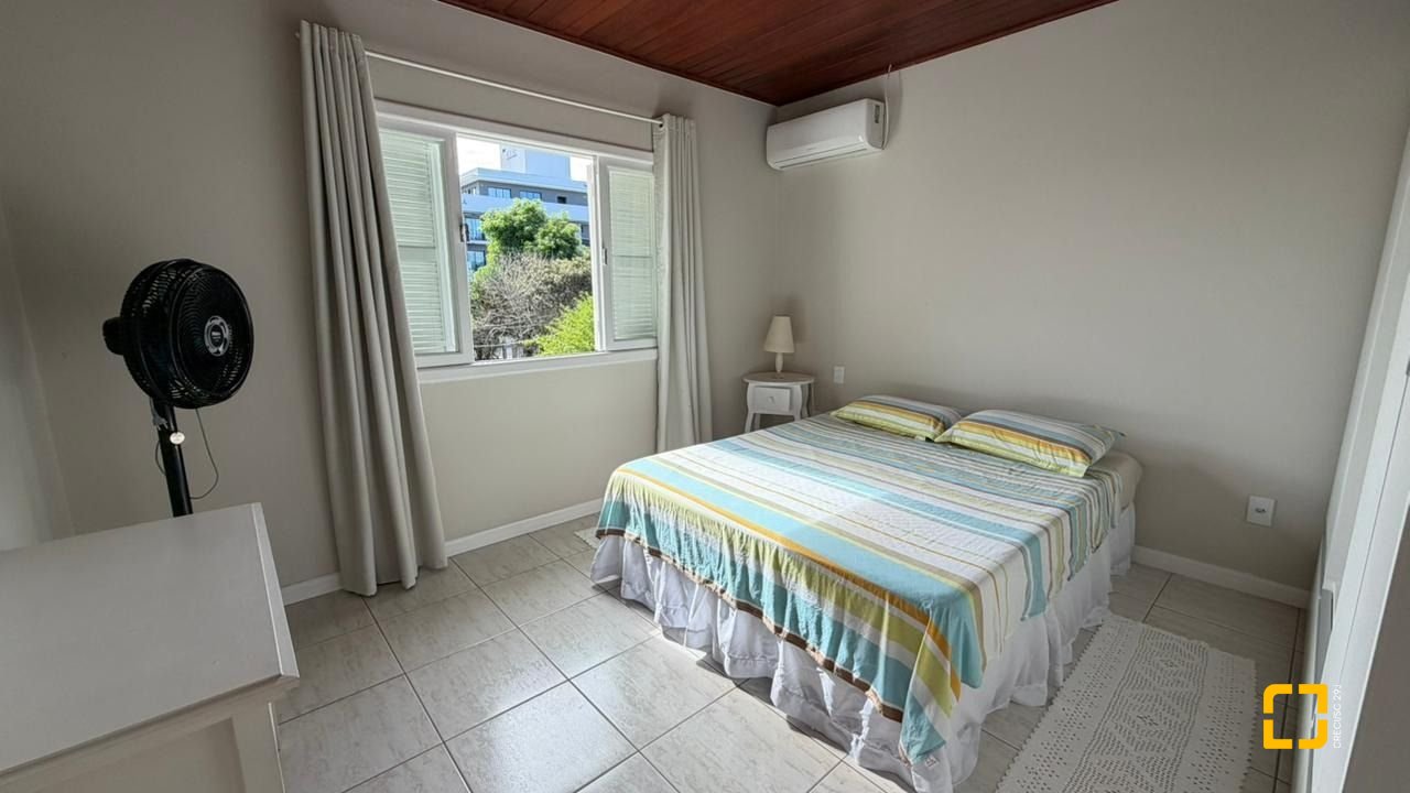 Casa com 222m², 10 quartos (sendo 1 suíte), 4 garagens, no bairro Canasvieiras em Florianópolis