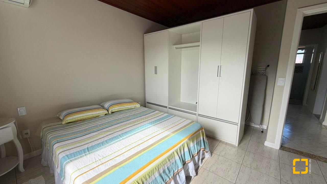 Casa com 222m², 10 quartos (sendo 1 suíte), 4 garagens, no bairro Canasvieiras em Florianópolis