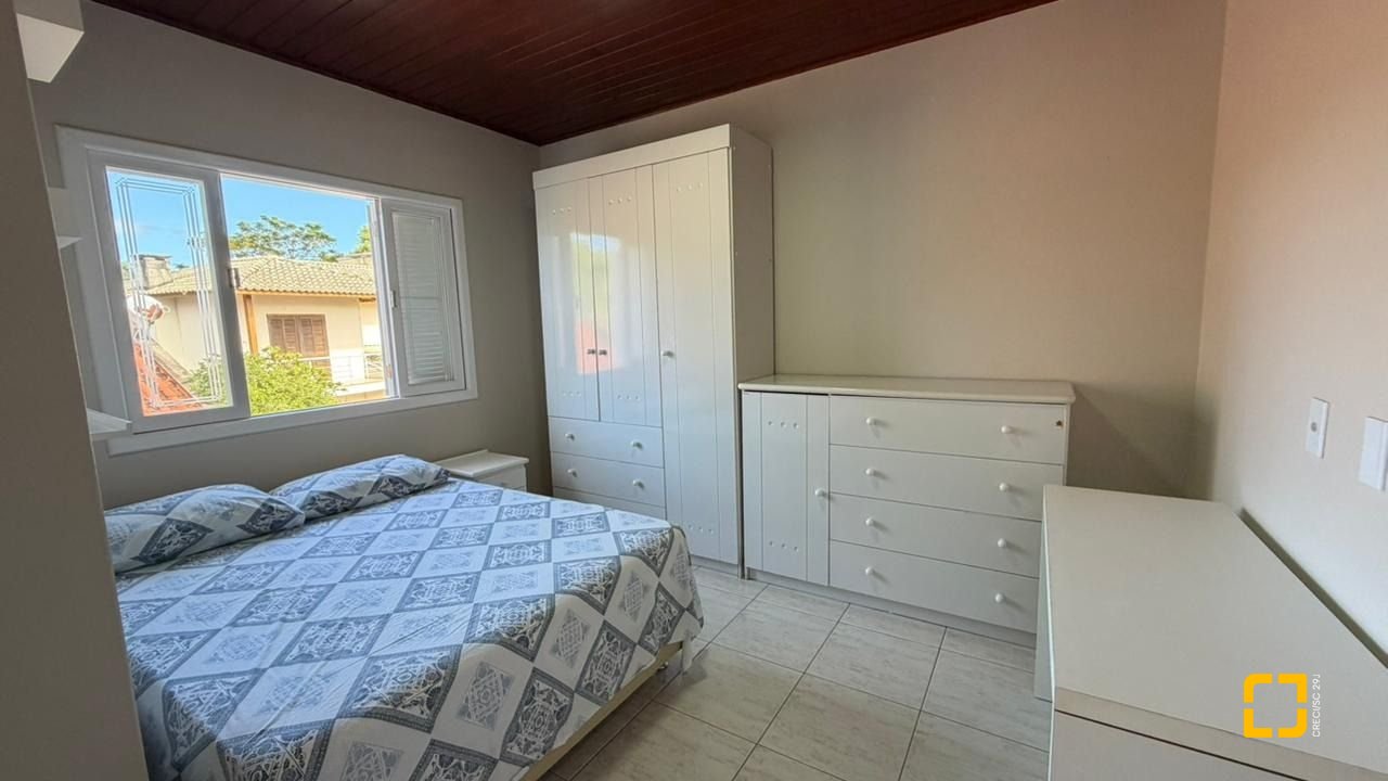 Casa com 222m², 10 quartos (sendo 1 suíte), 4 garagens, no bairro Canasvieiras em Florianópolis