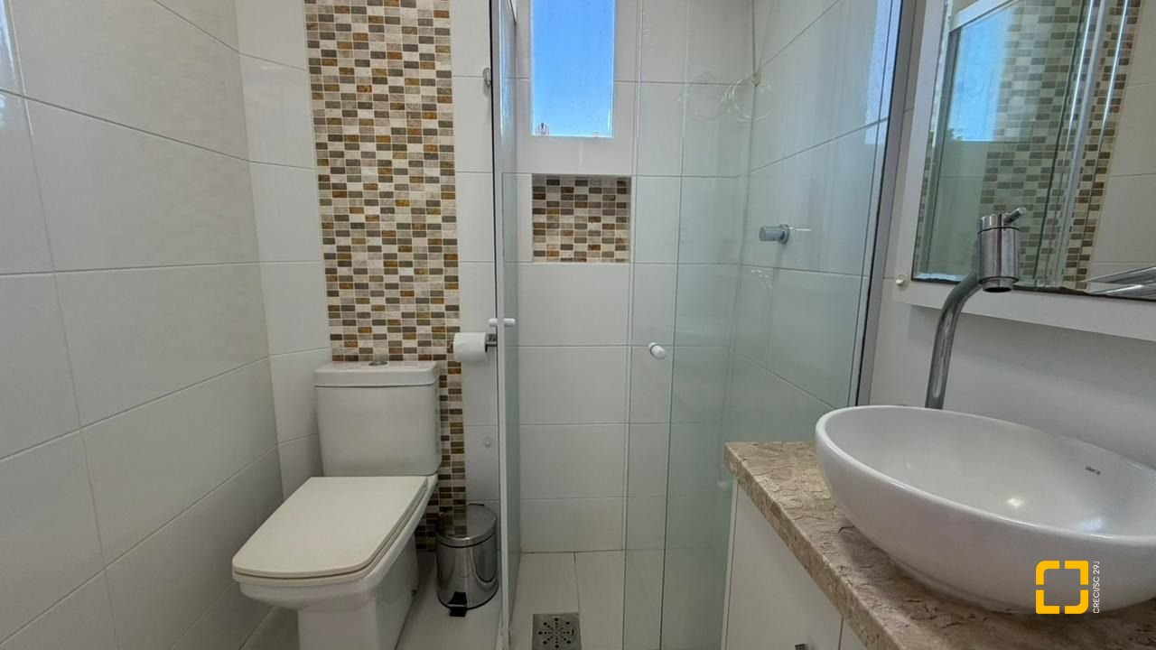 Casa com 222m², 10 quartos (sendo 1 suíte), 4 garagens, no bairro Canasvieiras em Florianópolis