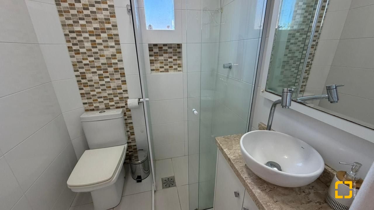 Casa com 222m², 10 quartos (sendo 1 suíte), 4 garagens, no bairro Canasvieiras em Florianópolis