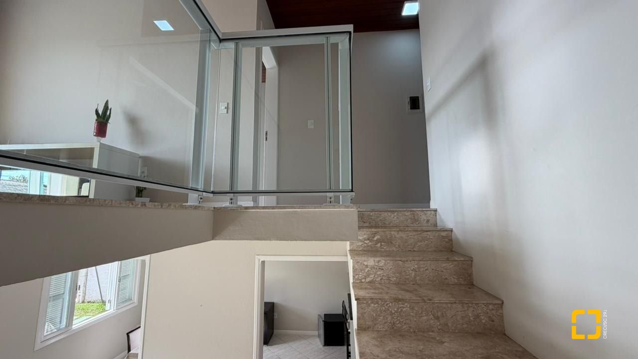 Casa com 222m², 10 quartos (sendo 1 suíte), 4 garagens, no bairro Canasvieiras em Florianópolis
