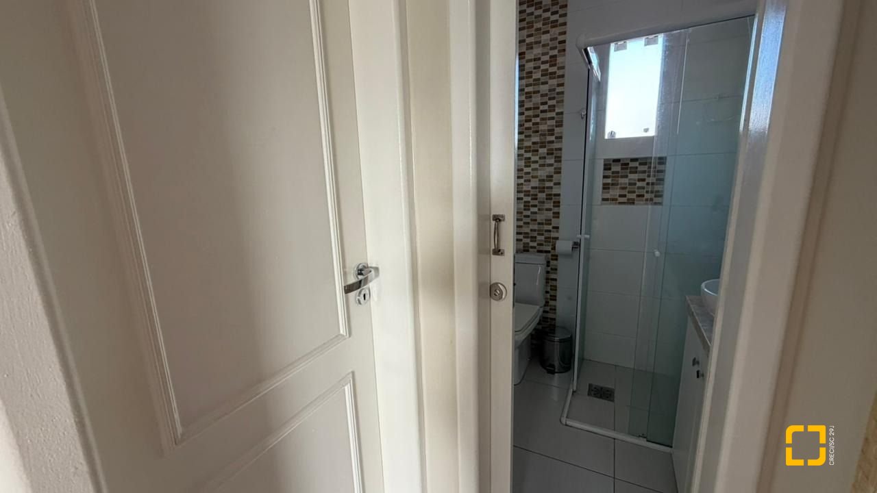 Casa com 222m², 10 quartos (sendo 1 suíte), 4 garagens, no bairro Canasvieiras em Florianópolis