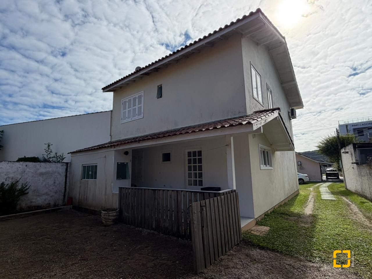 Casa com 222m², 10 quartos (sendo 1 suíte), 4 garagens, no bairro Canasvieiras em Florianópolis