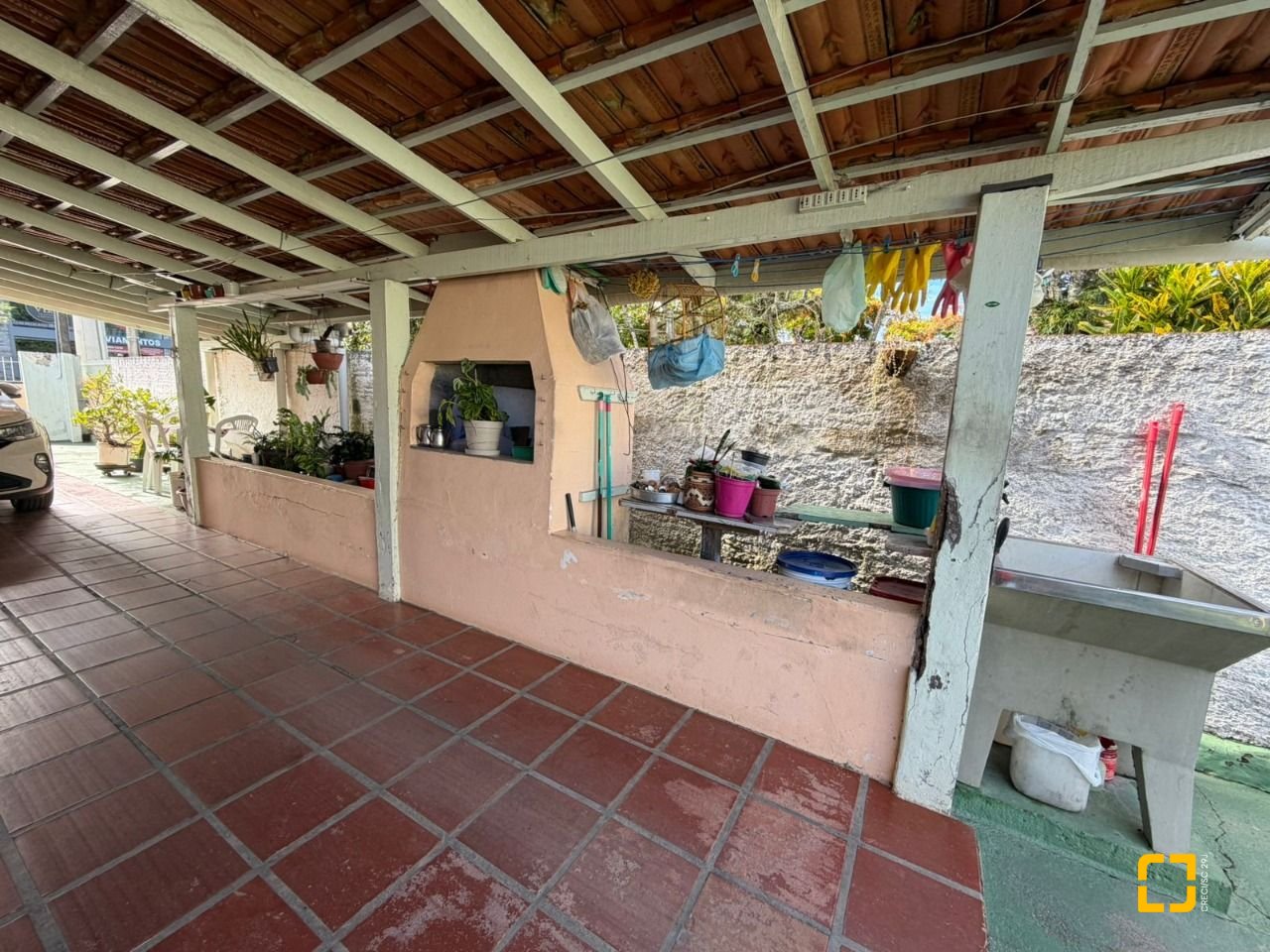 Casa com 222m², 10 quartos (sendo 1 suíte), 4 garagens, no bairro Canasvieiras em Florianópolis