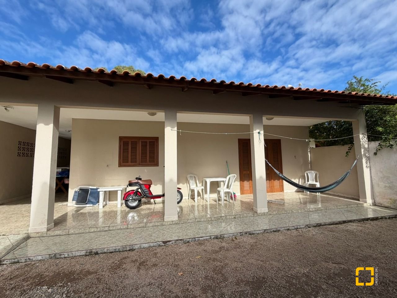Casa com 222m², 10 quartos (sendo 1 suíte), 4 garagens, no bairro Canasvieiras em Florianópolis