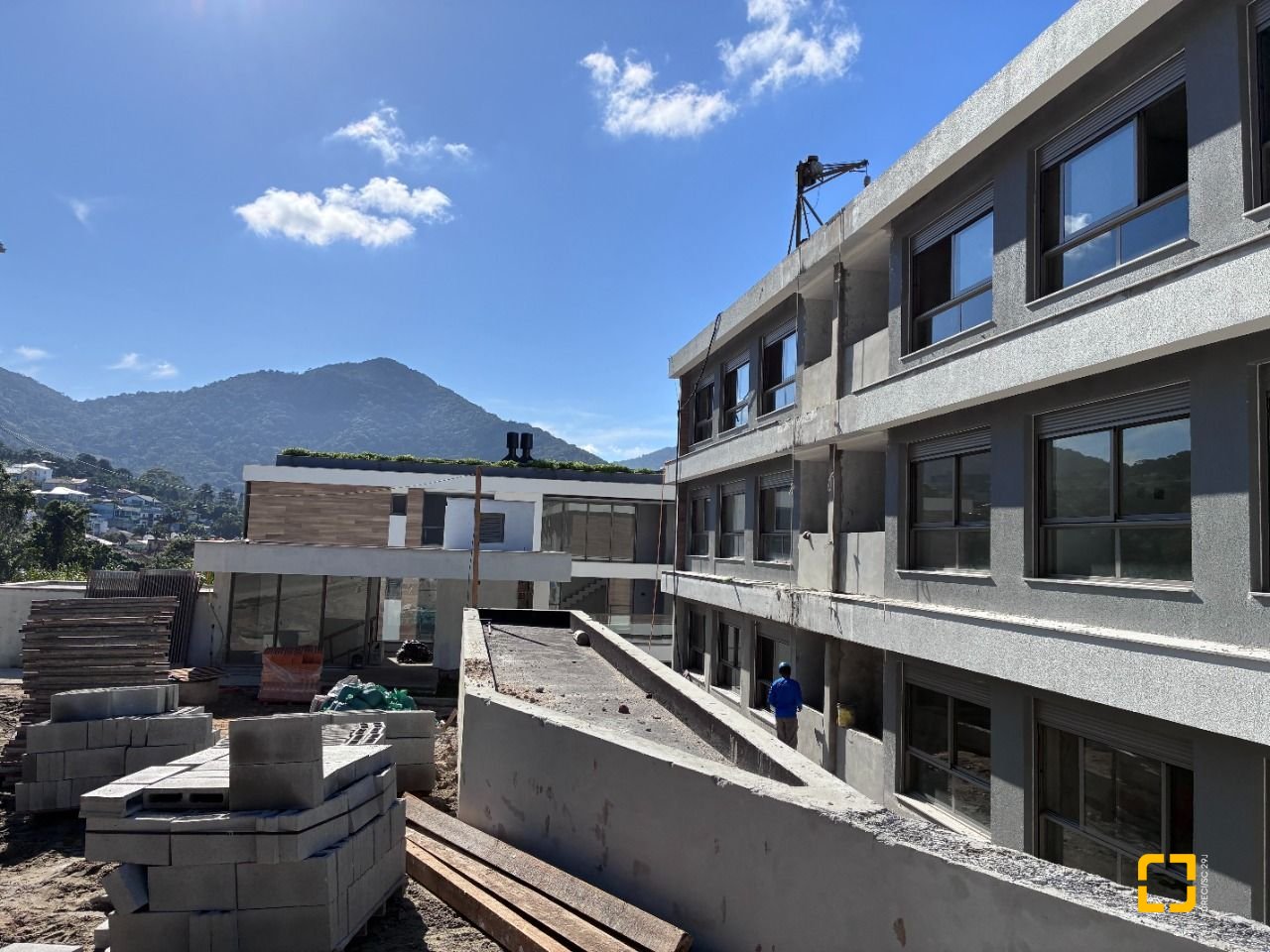Apartamento com 76m², 3 quartos (sendo 1 suíte), 1 garagem, no bairro Cacupé em Florianópolis