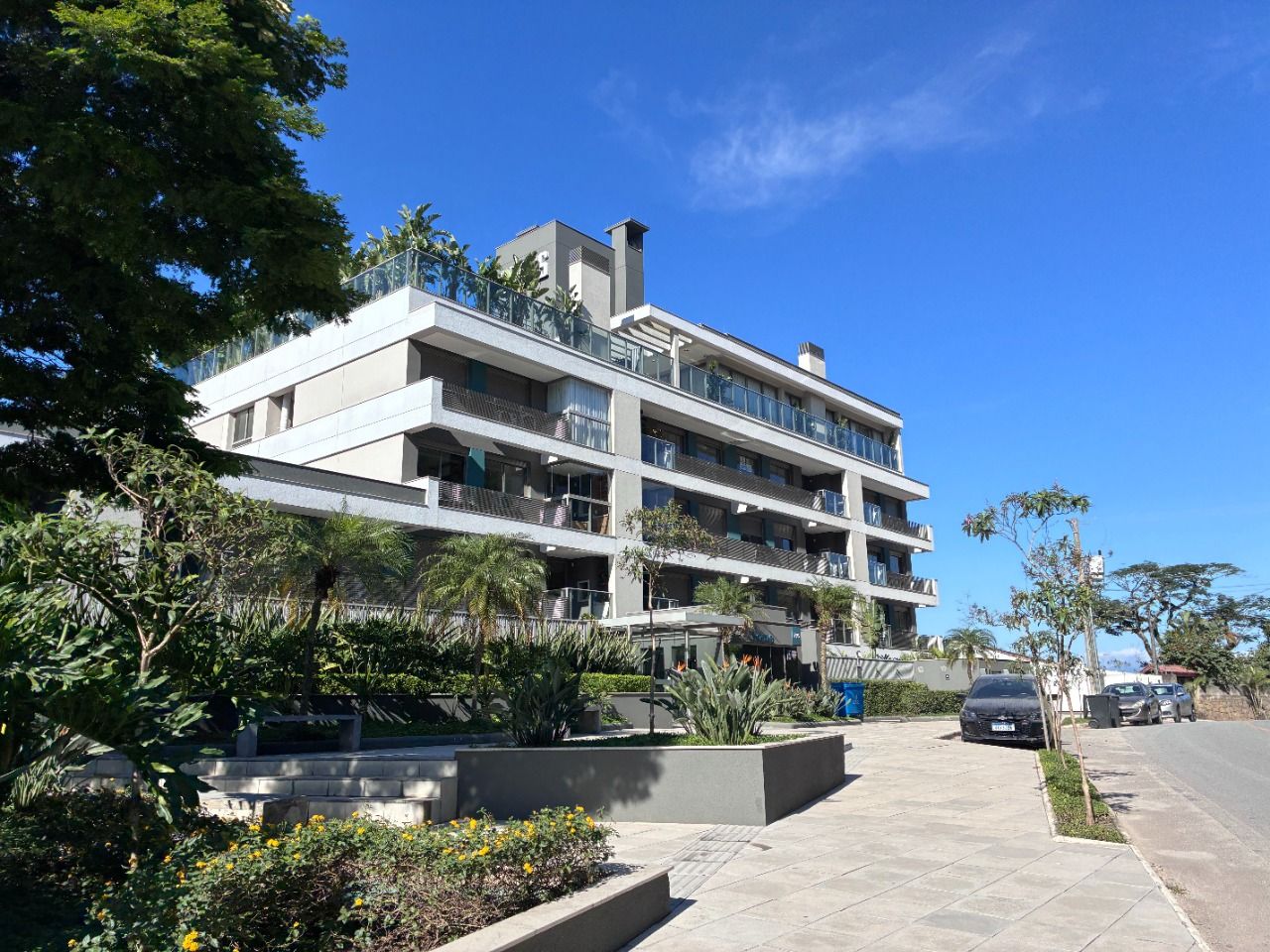 Apartamento com 76m², 3 quartos (sendo 1 suíte), 1 garagem, no bairro Cacupé em Florianópolis