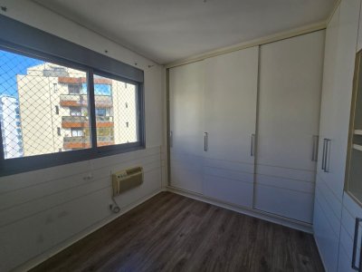 Apartamento com 125m², 4 quartos (sendo 1 suíte), 1 garagem, no bairro Centro em Florianópolis