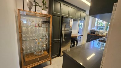 Apartamento com 129m², 5 quartos (sendo 2 suítes), 2 garagens, no bairro Beiramar em Florianópolis