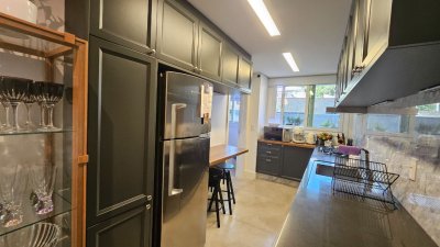 Apartamento com 129m², 5 quartos (sendo 2 suítes), 2 garagens, no bairro Beiramar em Florianópolis