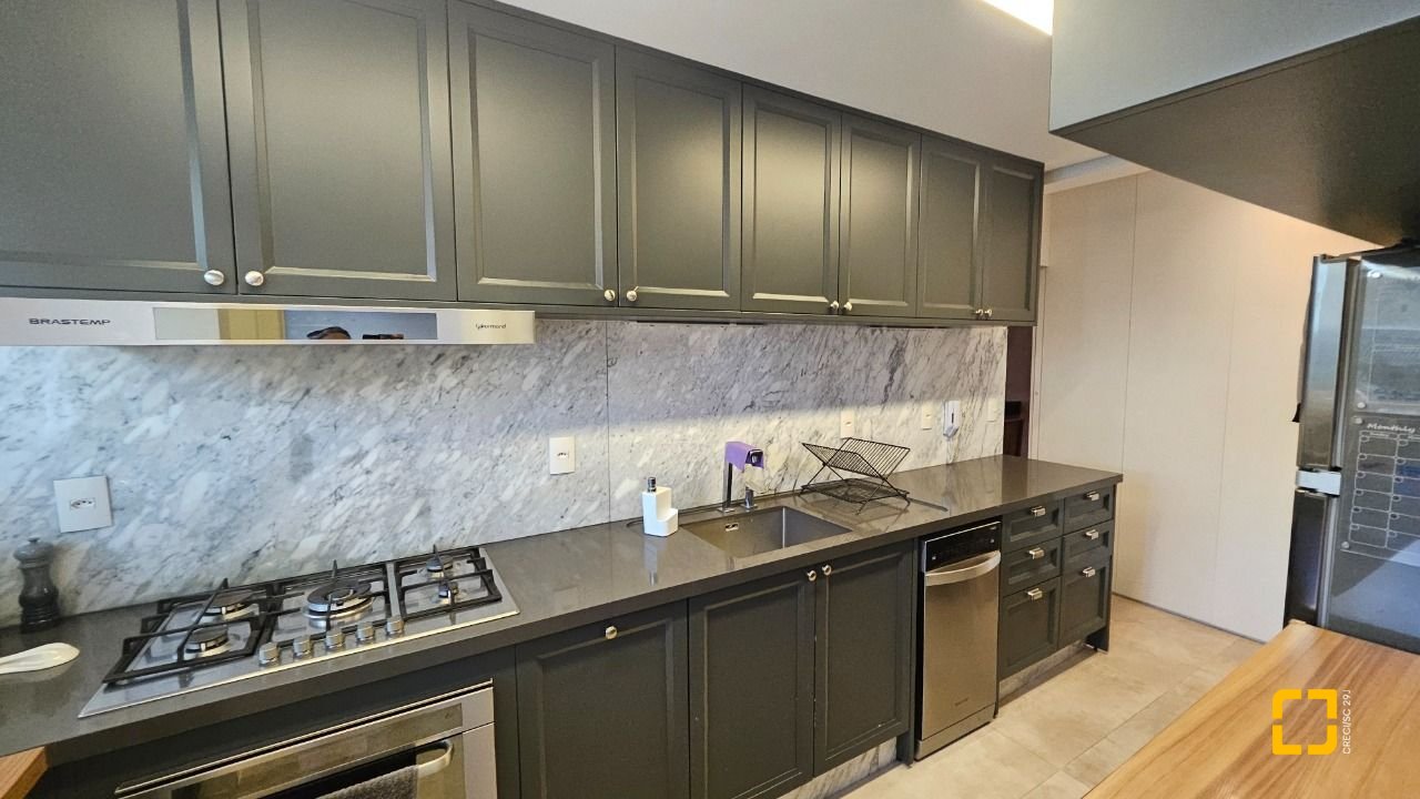 Apartamento com 129m², 5 quartos (sendo 2 suítes), 2 garagens, no bairro Beiramar em Florianópolis