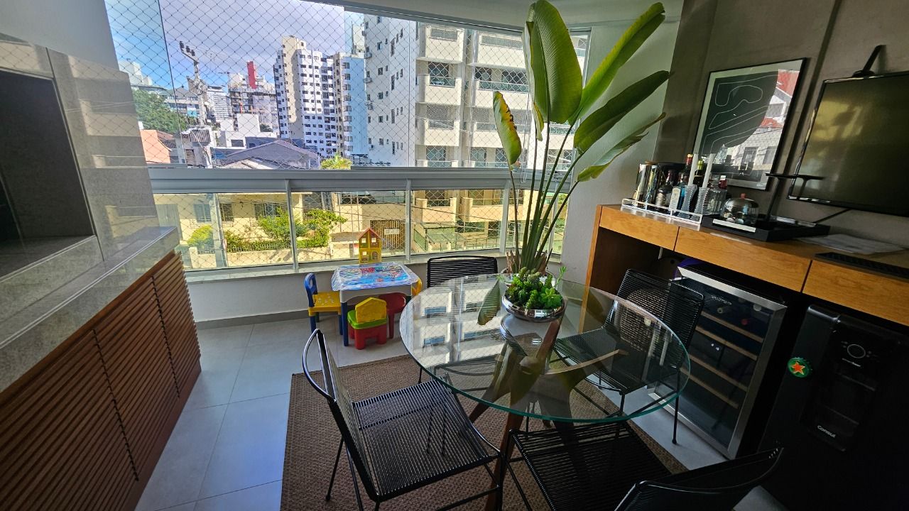 Apartamento com 129m², 5 quartos (sendo 2 suítes), 2 garagens, no bairro Beiramar em Florianópolis