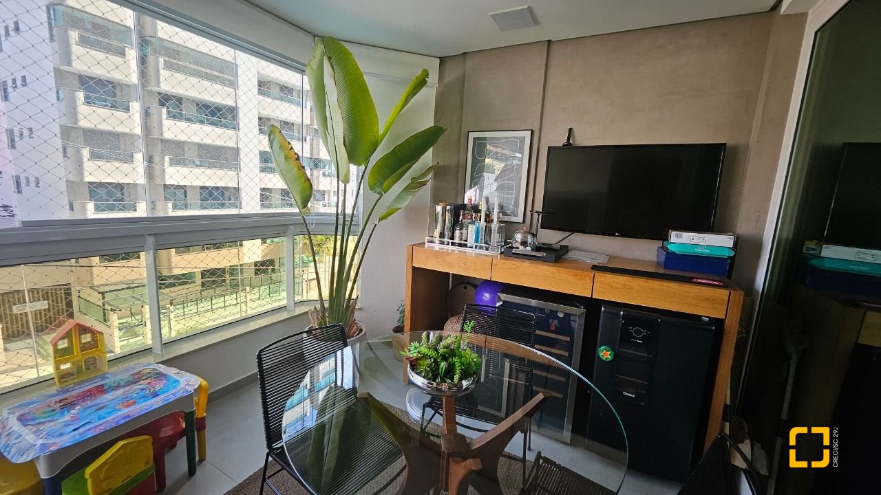 Apartamento com 129m², 5 quartos (sendo 2 suítes), 2 garagens, no bairro Beiramar em Florianópolis