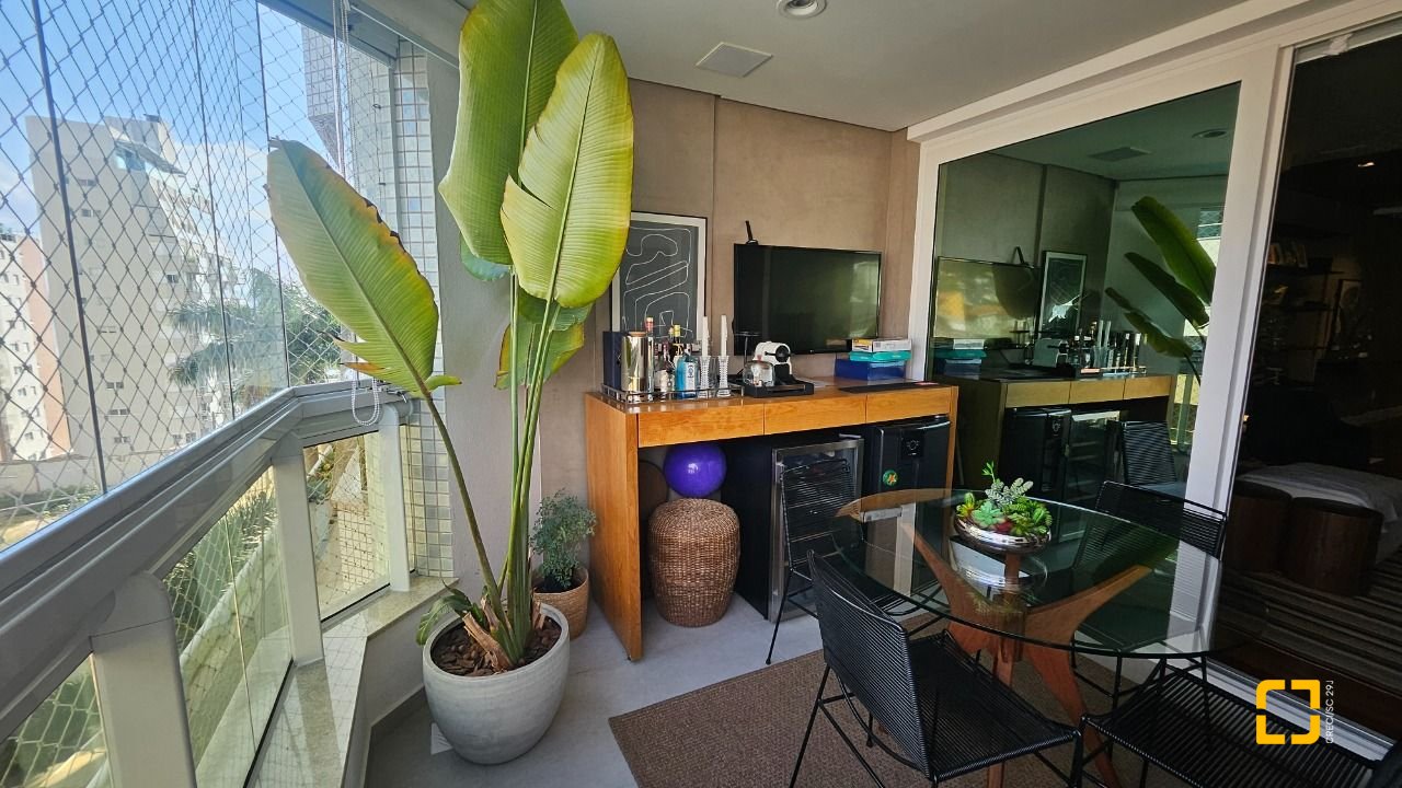 Apartamento com 129m², 5 quartos (sendo 2 suítes), 2 garagens, no bairro Beiramar em Florianópolis
