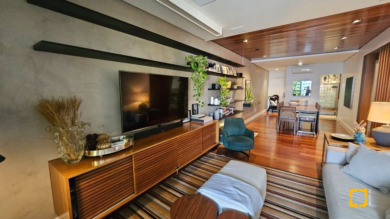 Apartamento com 129m², 5 quartos (sendo 2 suítes), 2 garagens, no bairro Beiramar em Florianópolis