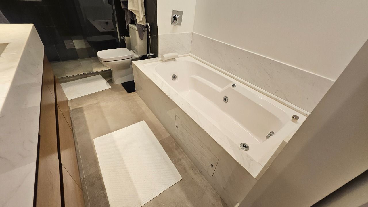 Apartamento com 129m², 5 quartos (sendo 2 suítes), 2 garagens, no bairro Beiramar em Florianópolis