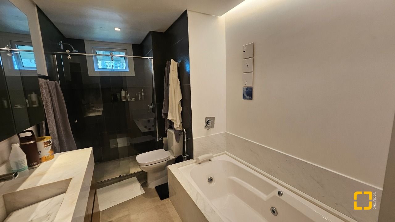 Apartamento com 129m², 5 quartos (sendo 2 suítes), 2 garagens, no bairro Beiramar em Florianópolis