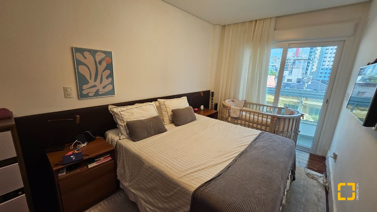 Apartamento com 129m², 5 quartos (sendo 2 suítes), 2 garagens, no bairro Beiramar em Florianópolis