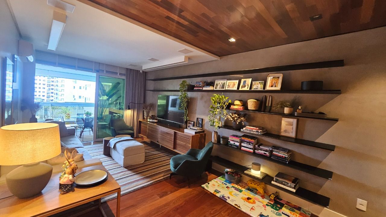 Apartamento com 129m², 5 quartos (sendo 2 suítes), 2 garagens, no bairro Beiramar em Florianópolis