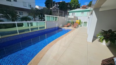 Apartamento com 129m², 5 quartos (sendo 2 suítes), 2 garagens, no bairro Beiramar em Florianópolis