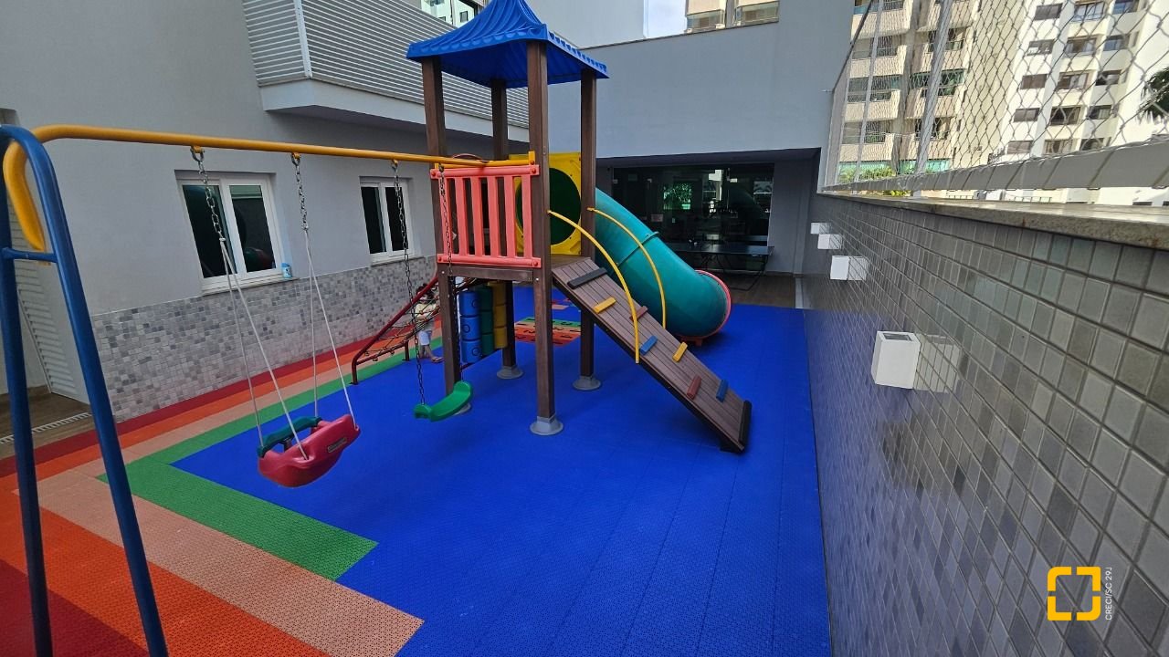 Apartamento com 129m², 5 quartos (sendo 2 suítes), 2 garagens, no bairro Beiramar em Florianópolis