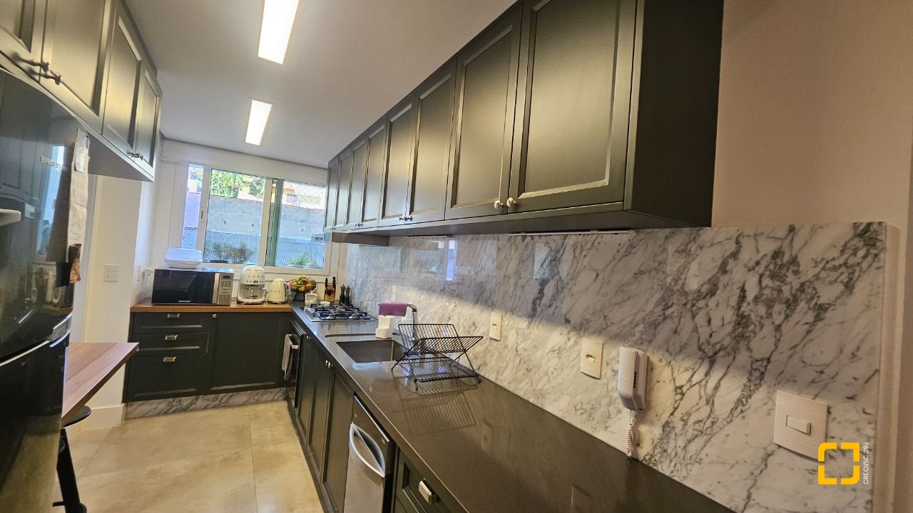 Apartamento com 129m², 5 quartos (sendo 2 suítes), 2 garagens, no bairro Beiramar em Florianópolis