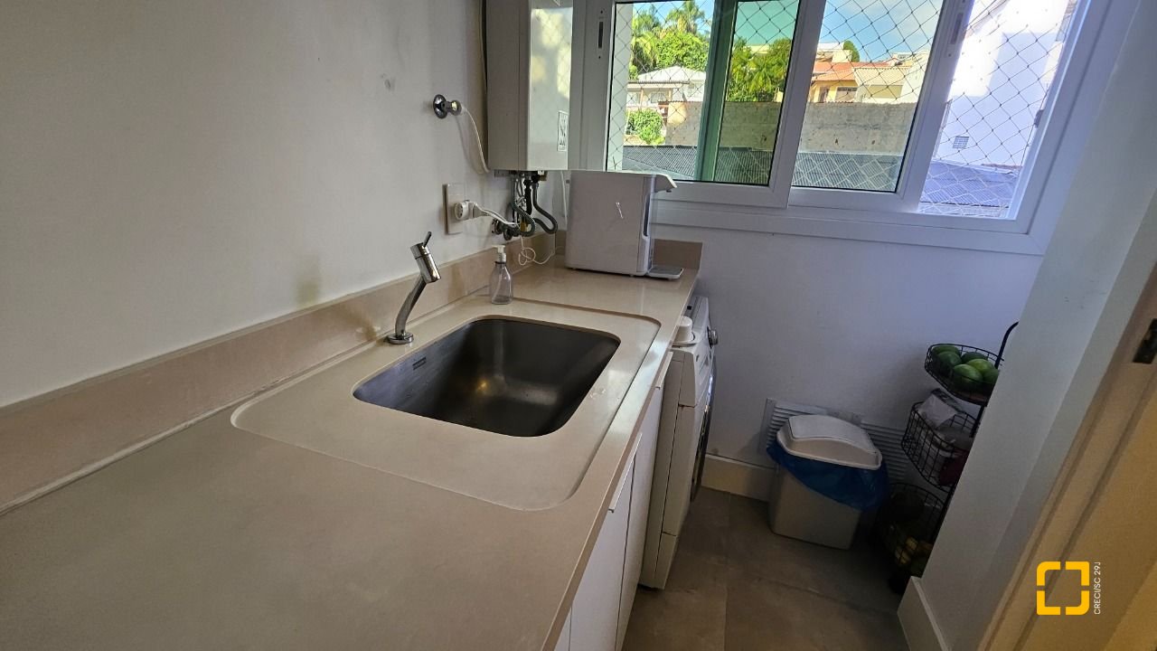 Apartamento com 129m², 5 quartos (sendo 2 suítes), 2 garagens, no bairro Beiramar em Florianópolis