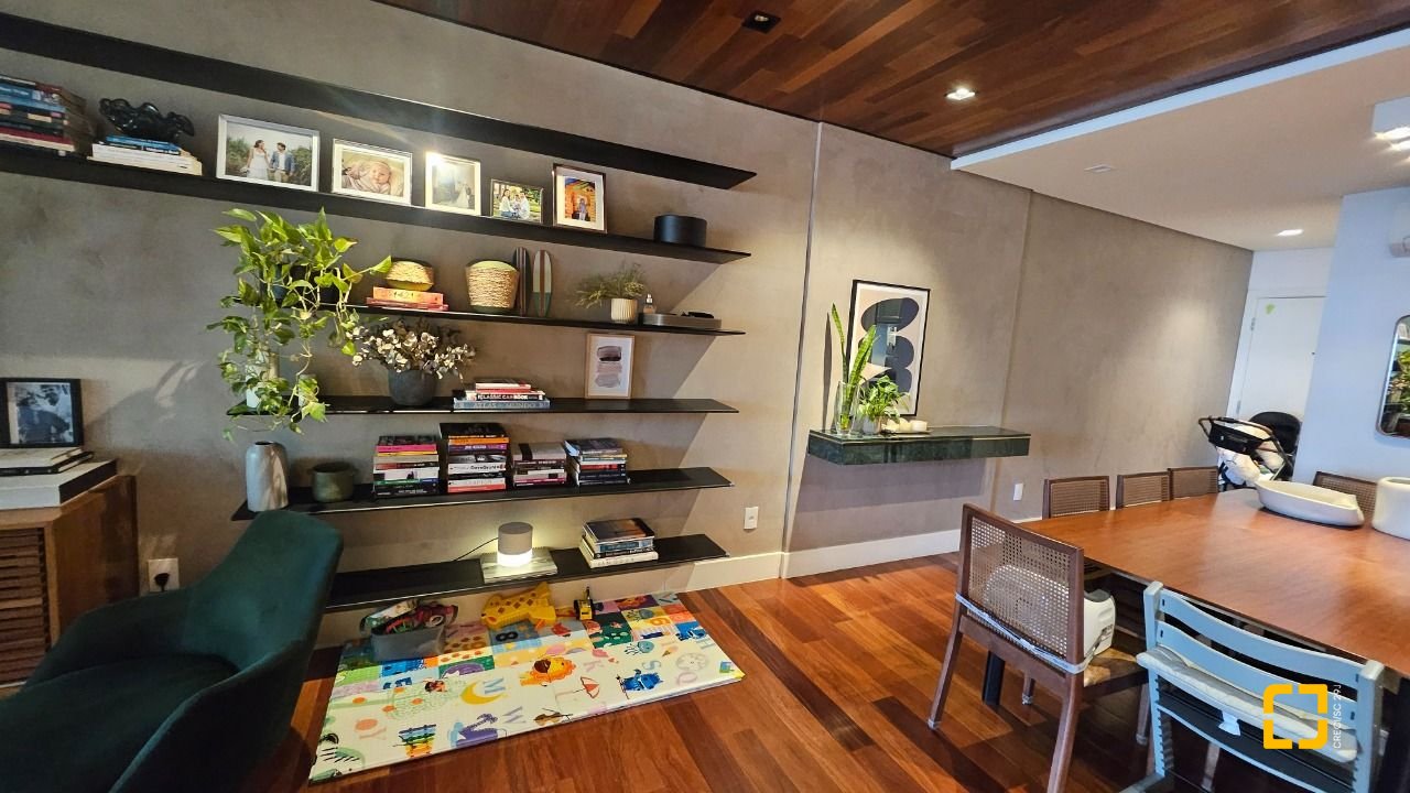 Apartamento com 129m², 5 quartos (sendo 2 suítes), 2 garagens, no bairro Beiramar em Florianópolis