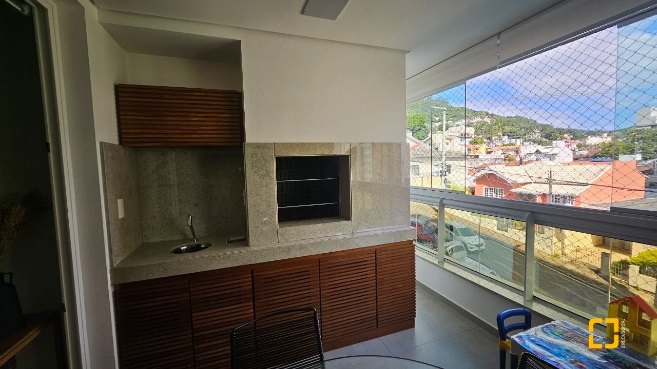 Apartamento com 129m², 5 quartos (sendo 2 suítes), 2 garagens, no bairro Beiramar em Florianópolis