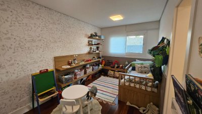 Apartamento com 129m², 5 quartos (sendo 2 suítes), 2 garagens, no bairro Beiramar em Florianópolis