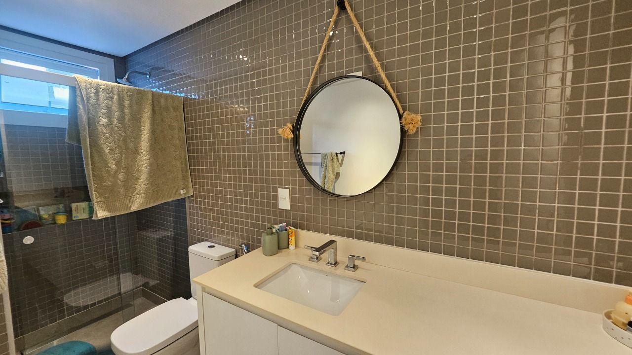 Apartamento com 129m², 5 quartos (sendo 2 suítes), 2 garagens, no bairro Beiramar em Florianópolis