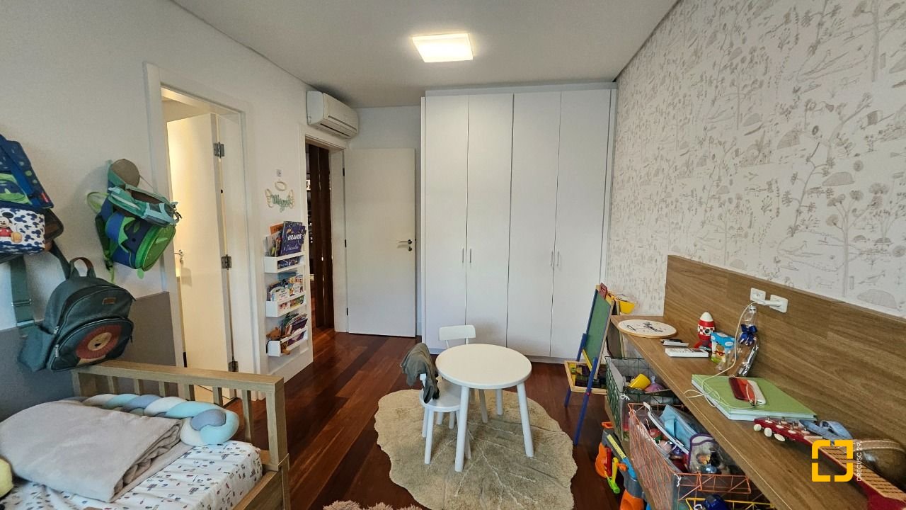Apartamento com 129m², 5 quartos (sendo 2 suítes), 2 garagens, no bairro Beiramar em Florianópolis