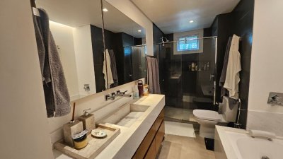 Apartamento com 129m², 5 quartos (sendo 2 suítes), 2 garagens, no bairro Beiramar em Florianópolis