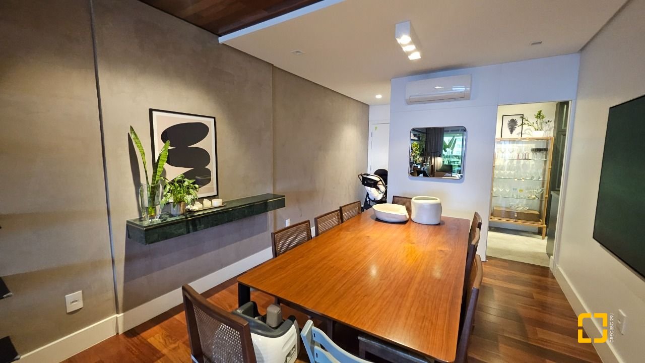 Apartamento com 129m², 5 quartos (sendo 2 suítes), 2 garagens, no bairro Beiramar em Florianópolis