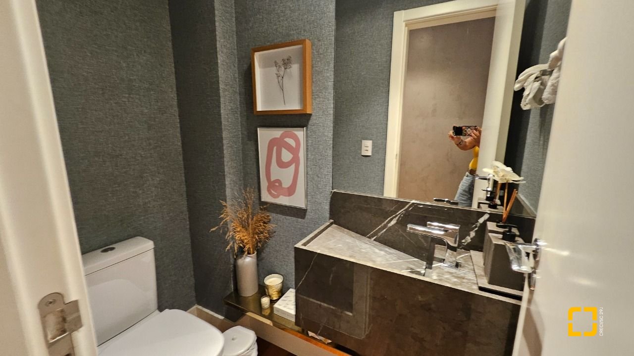 Apartamento com 129m², 5 quartos (sendo 2 suítes), 2 garagens, no bairro Beiramar em Florianópolis