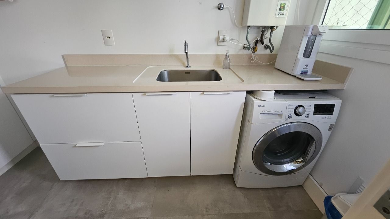 Apartamento com 129m², 5 quartos (sendo 2 suítes), 2 garagens, no bairro Beiramar em Florianópolis