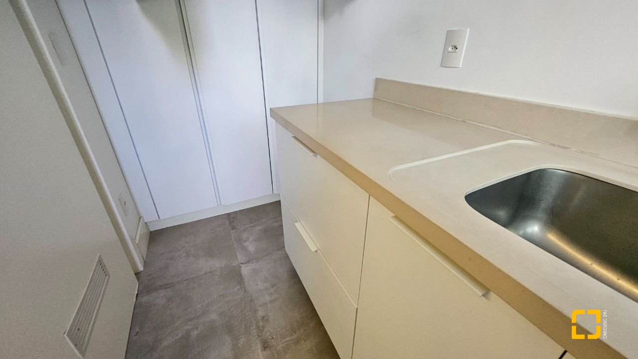 Apartamento com 129m², 5 quartos (sendo 2 suítes), 2 garagens, no bairro Beiramar em Florianópolis