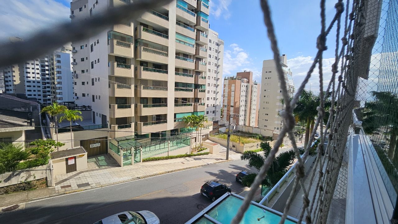 Apartamento com 129m², 5 quartos (sendo 2 suítes), 2 garagens, no bairro Beiramar em Florianópolis