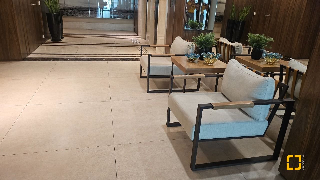 Apartamento com 129m², 5 quartos (sendo 2 suítes), 2 garagens, no bairro Beiramar em Florianópolis