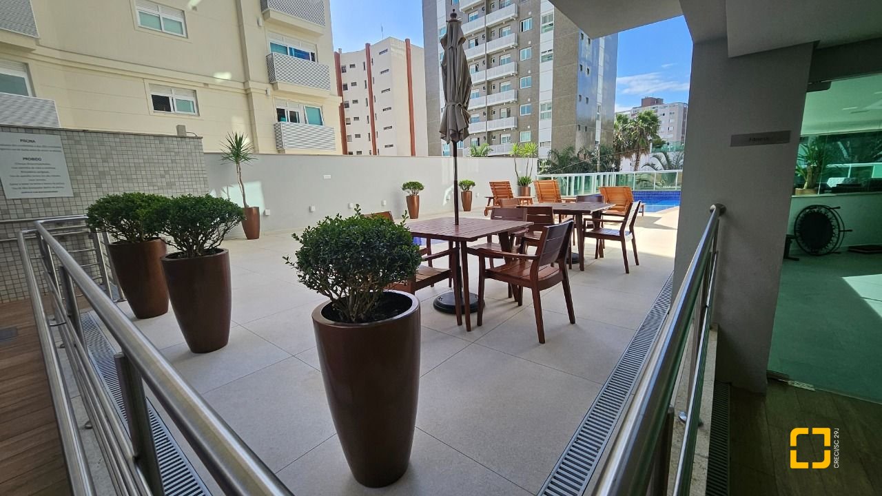 Apartamento com 129m², 5 quartos (sendo 2 suítes), 2 garagens, no bairro Beiramar em Florianópolis