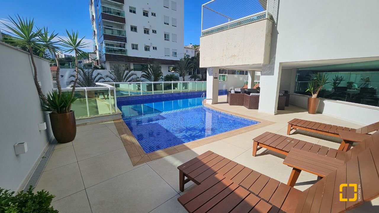 Apartamento com 129m², 5 quartos (sendo 2 suítes), 2 garagens, no bairro Beiramar em Florianópolis