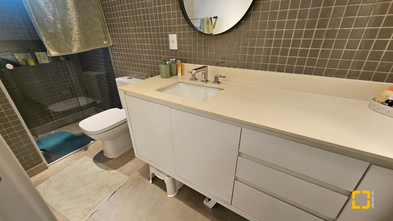 Apartamento com 129m², 5 quartos (sendo 2 suítes), 2 garagens, no bairro Beiramar em Florianópolis