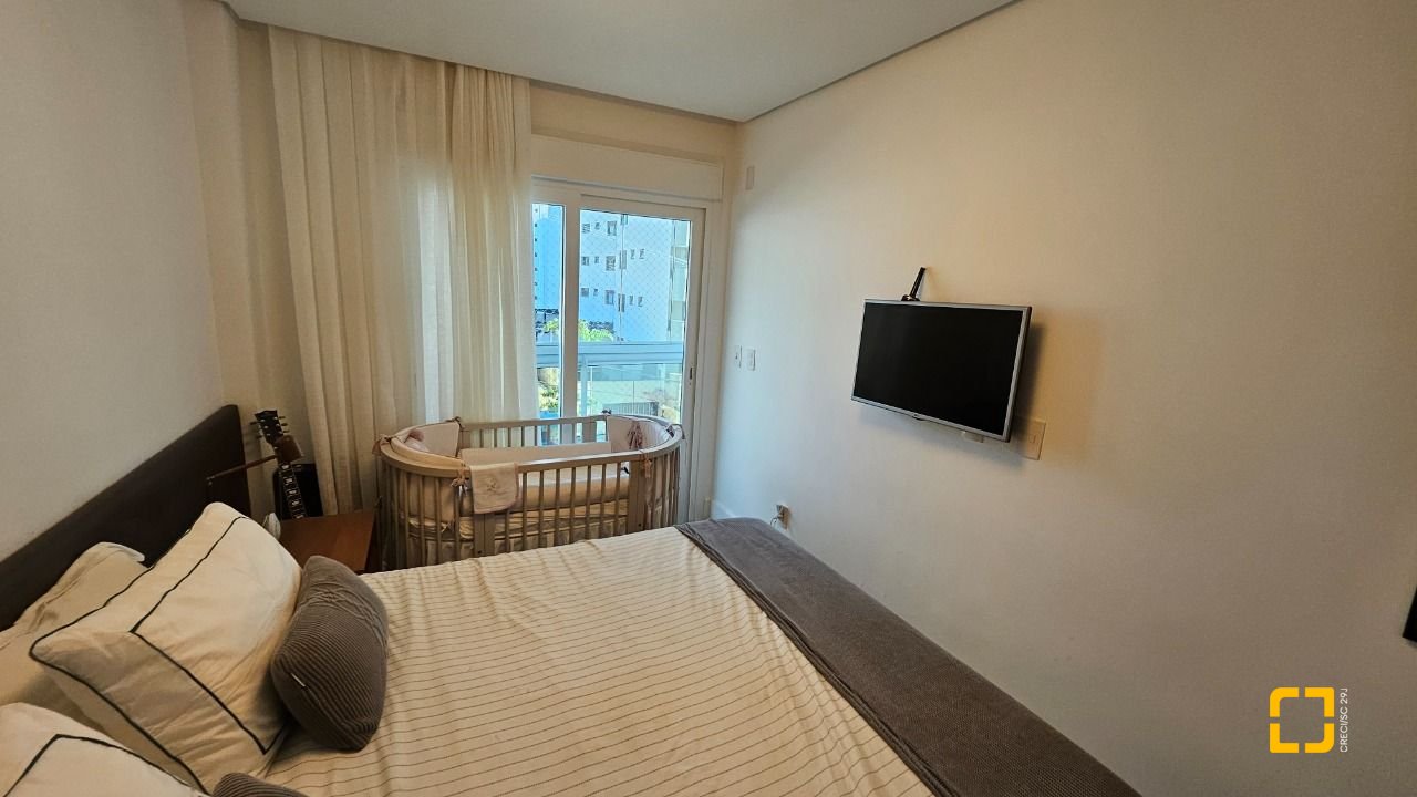 Apartamento com 129m², 5 quartos (sendo 2 suítes), 2 garagens, no bairro Beiramar em Florianópolis