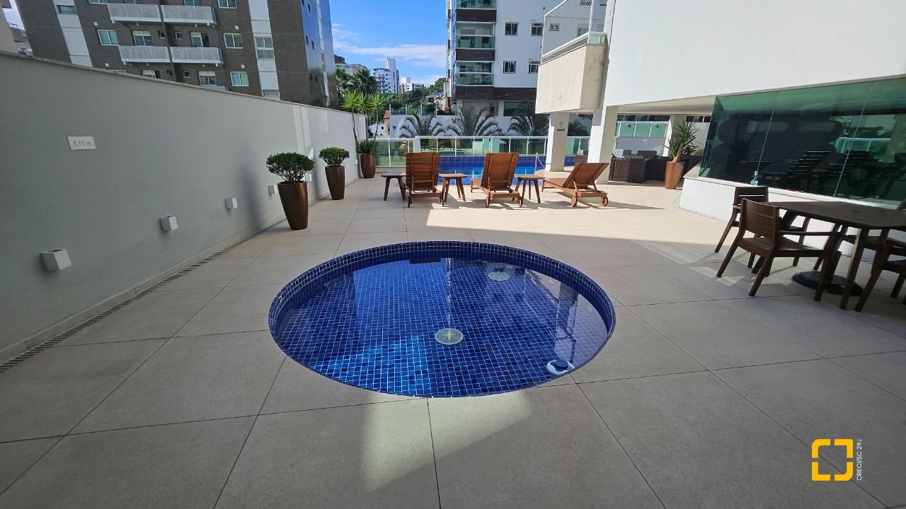 Apartamento com 129m², 5 quartos (sendo 2 suítes), 2 garagens, no bairro Beiramar em Florianópolis