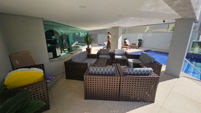 Apartamento com 129m², 5 quartos (sendo 2 suítes), 2 garagens, no bairro Beiramar em Florianópolis